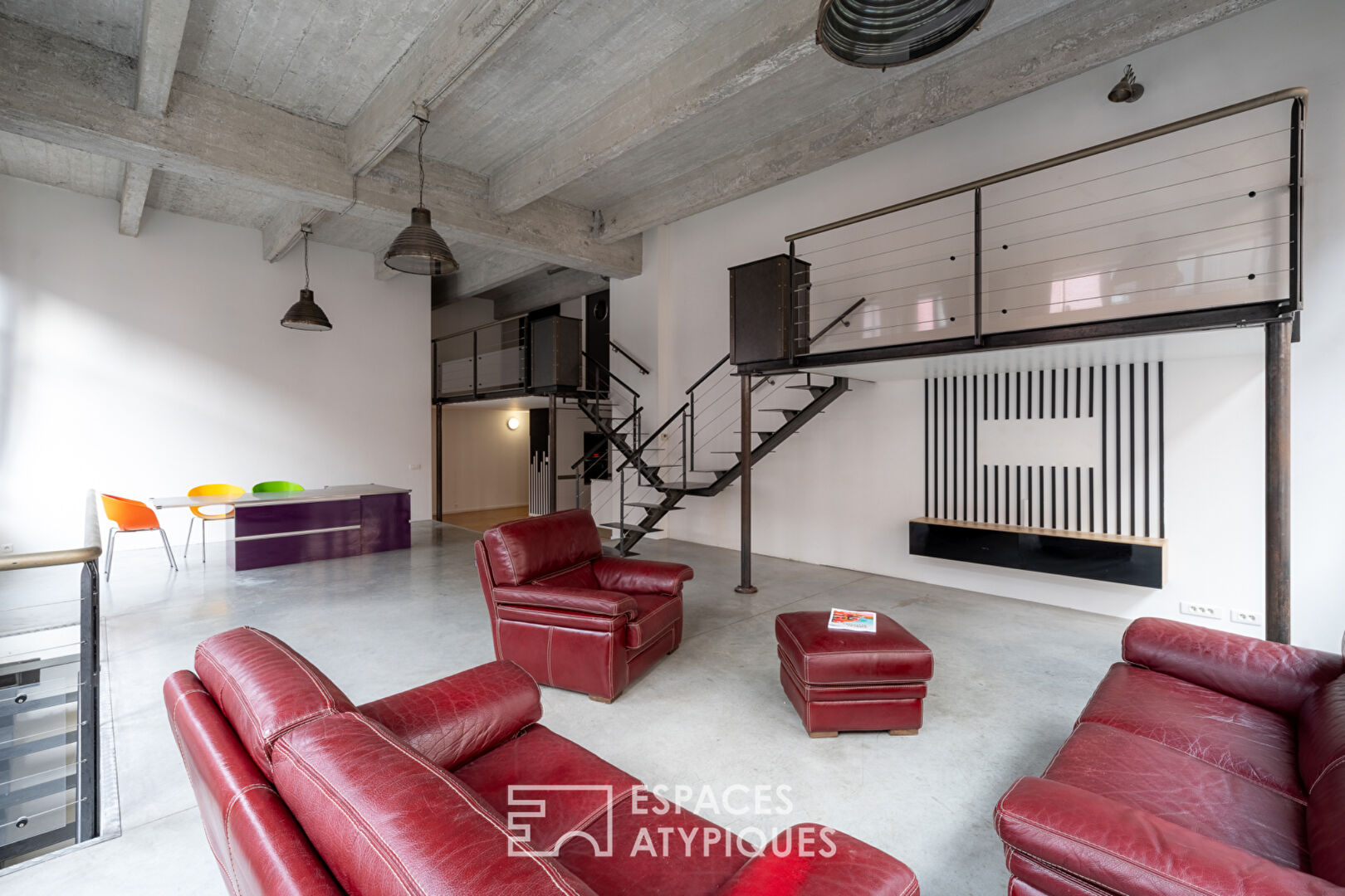 Loft aux volumes spectaculaires et lumière omniprésente