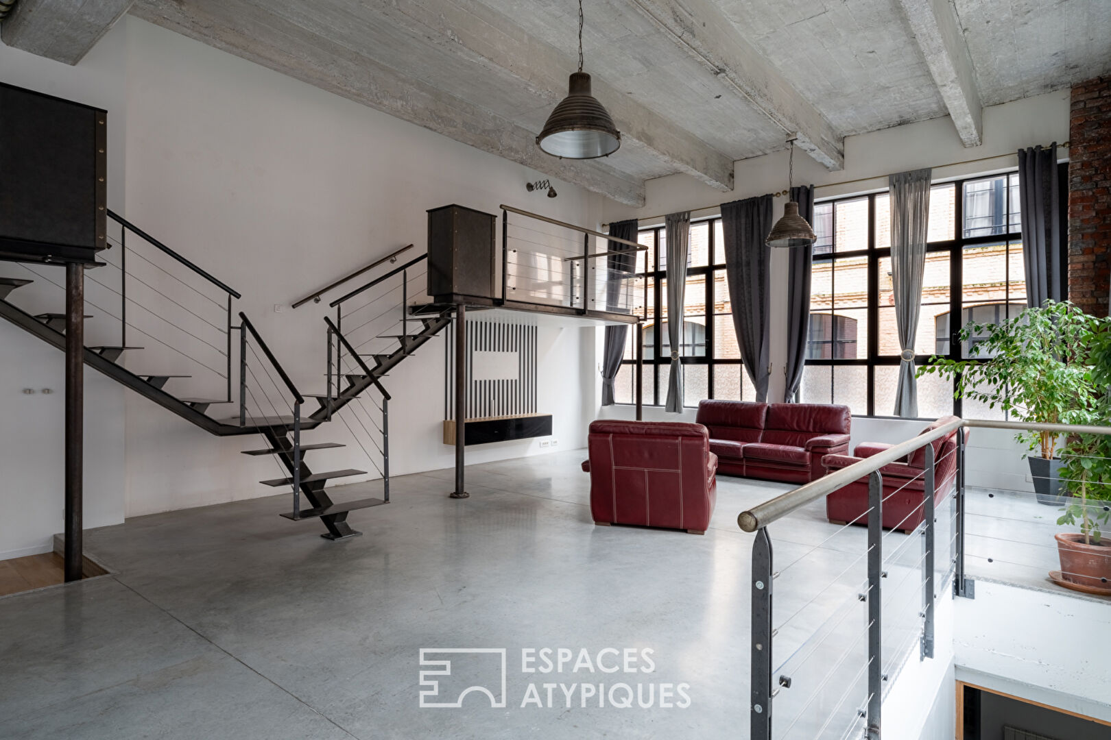 Loft aux volumes spectaculaires et lumière omniprésente