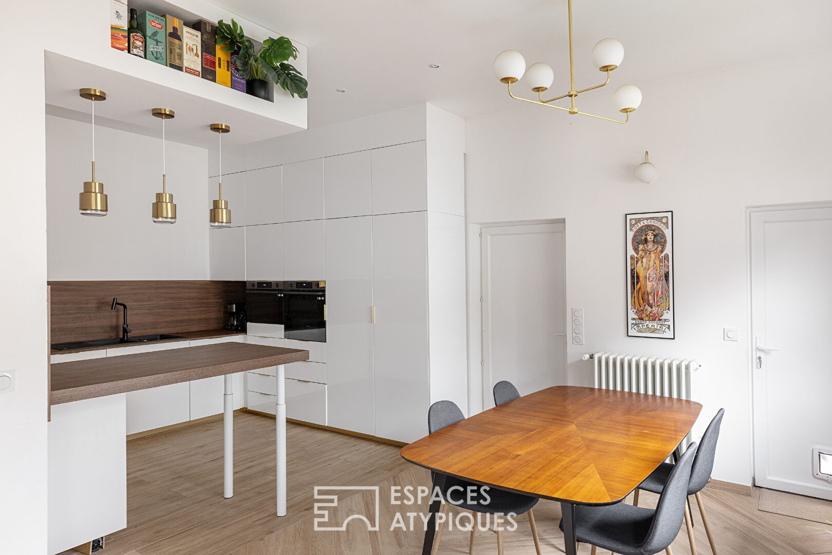 Maison contemporaine rénovée avec dépendance et jardin intime