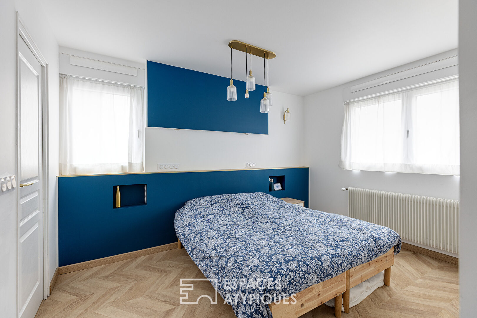 Maison contemporaine rénovée avec dépendance et jardin intime