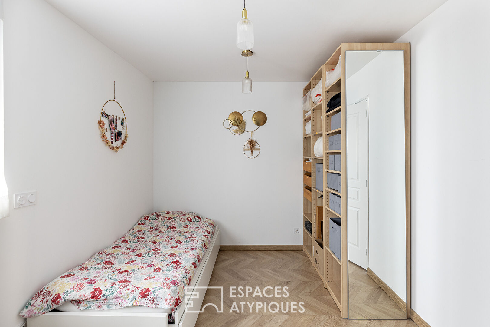 Maison contemporaine rénovée avec dépendance et jardin intime