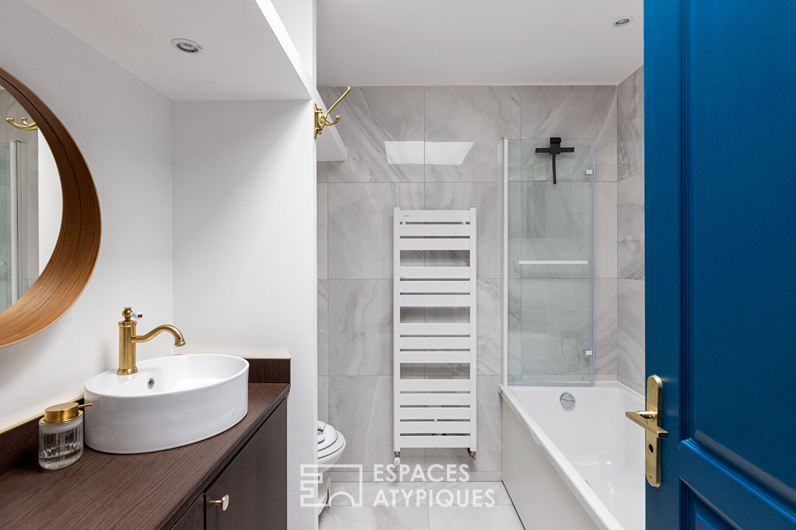 Maison contemporaine rénovée avec dépendance et jardin intime