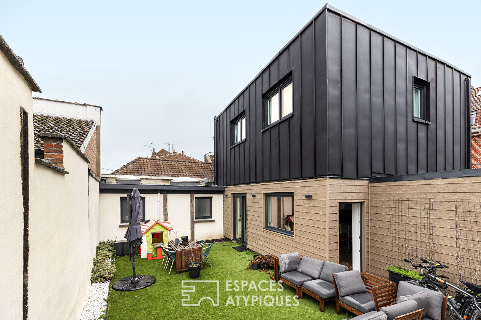 Maison contemporaine rénovée avec dépendance et jardin intime