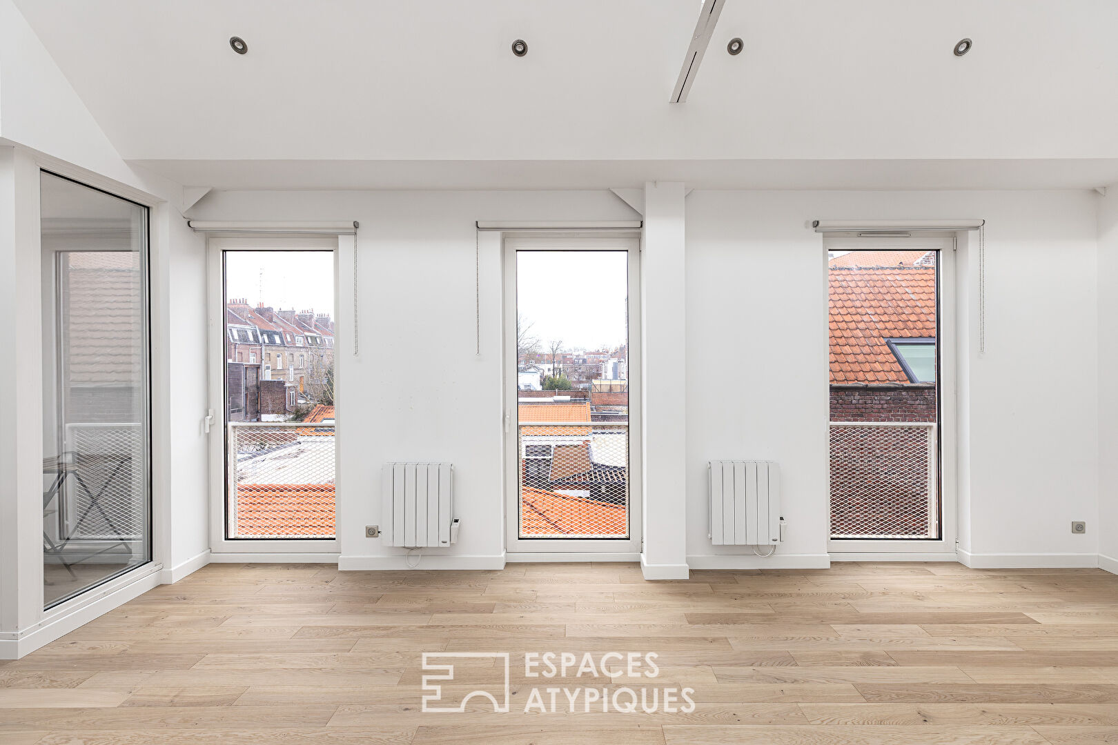 Loft atypique sur deux niveaux avec balcon à deux pas des Halles de Wazemmes