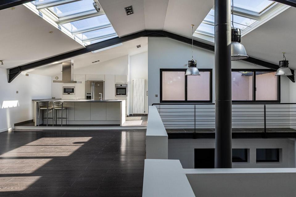 Loft en duplex inversé avec terrasse et volume cathédrale