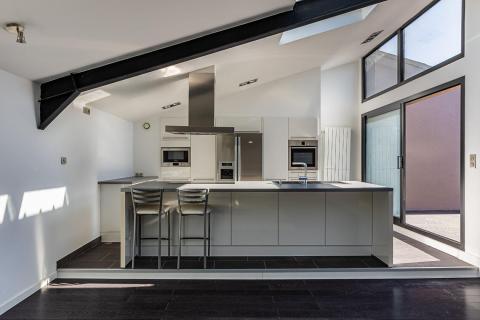 Loft en duplex inversé avec terrasse et volume cathédrale