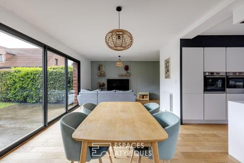 Maison cubique contemporaine au coeur d&rsquo;un environnement verdoyant