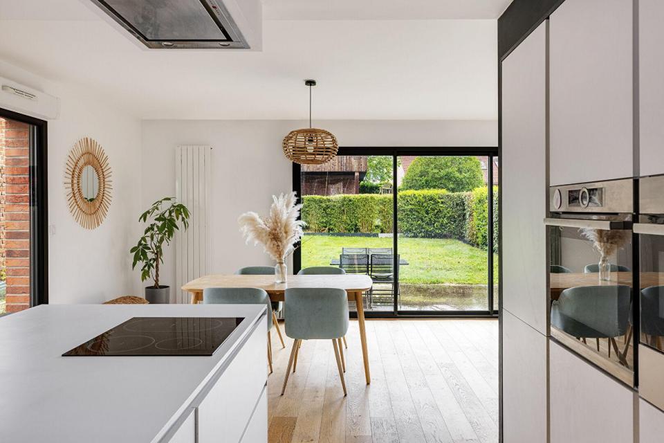 Maison cubique contemporaine au coeur d'un environnement verdoyant