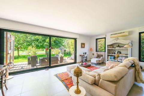 Villa contemporaine à l&rsquo;abri des regards et en harmonie avec la nature