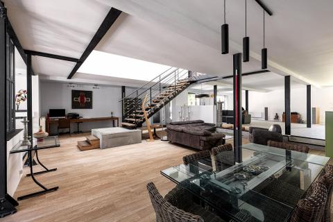 Ancienne imprimerie réhabilitée en loft contemporain sur les boulevards