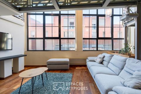 Bright contemporary loft with an exceptional glass roof