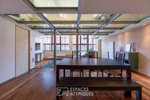 Bright contemporary loft with an exceptional glass roof
