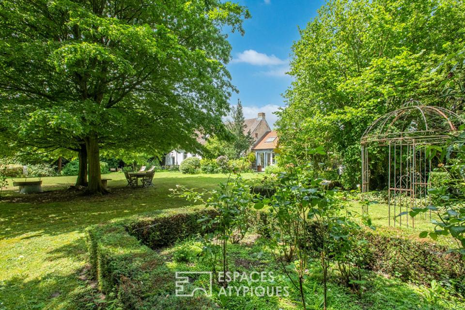 Maison de famille dans son refuge de verdure avec piscine