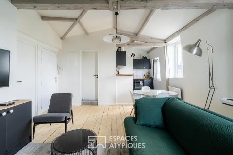 Appartement sous les toits et poutres apparentes en coeur de ville
