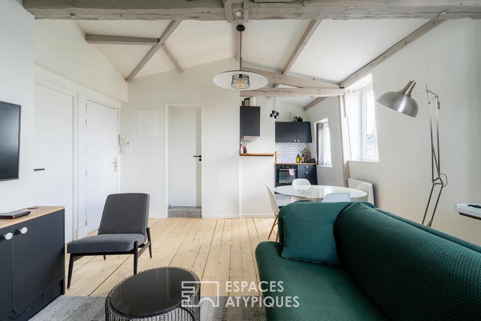 Appartement sous les toits et poutres apparentes en coeur de ville