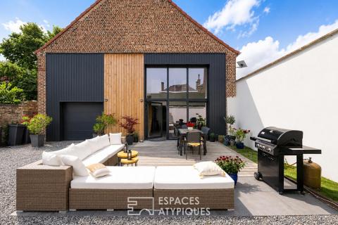 Grange réhabilitée aux lignes contemporaines