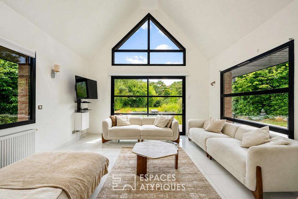Propriété familiale avec piscine naturelle et jardin boisé