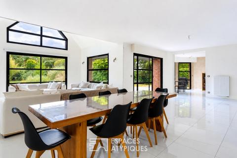 Propriété familiale avec piscine naturelle et jardin boisé