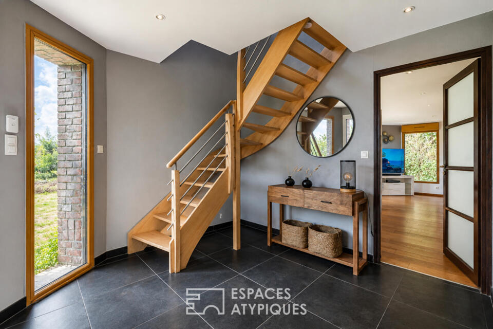 Maison d'architecte dissimulée dans son écrin de verdure