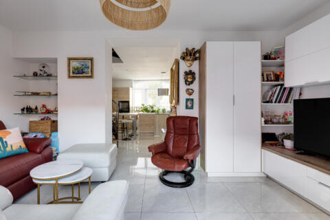 Contemporary triplex with a terrace