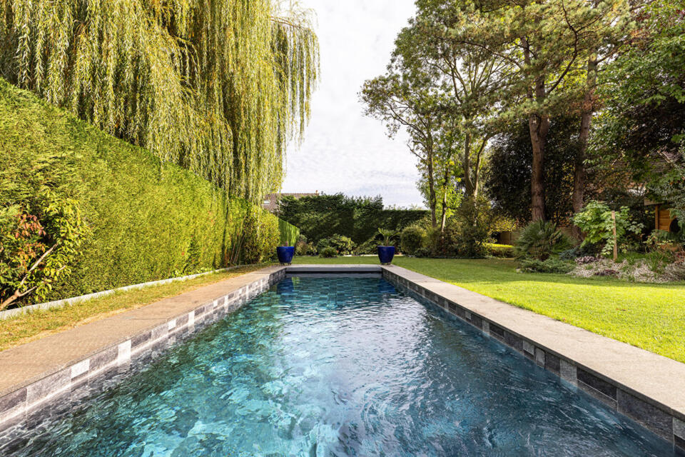 Maison contemporaine avec piscine et jardin paysager au Croisé-Laroche