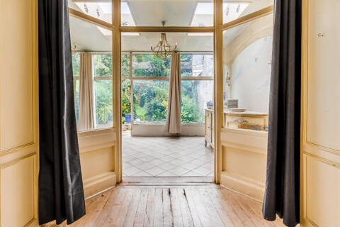 Elegant townhouse with a garden on the edge of Old Lille