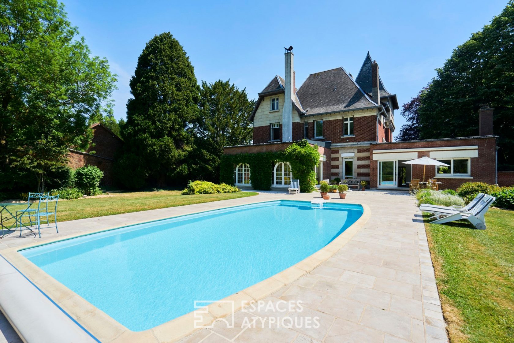 Maison bourgeoise avec piscine et parc arboré