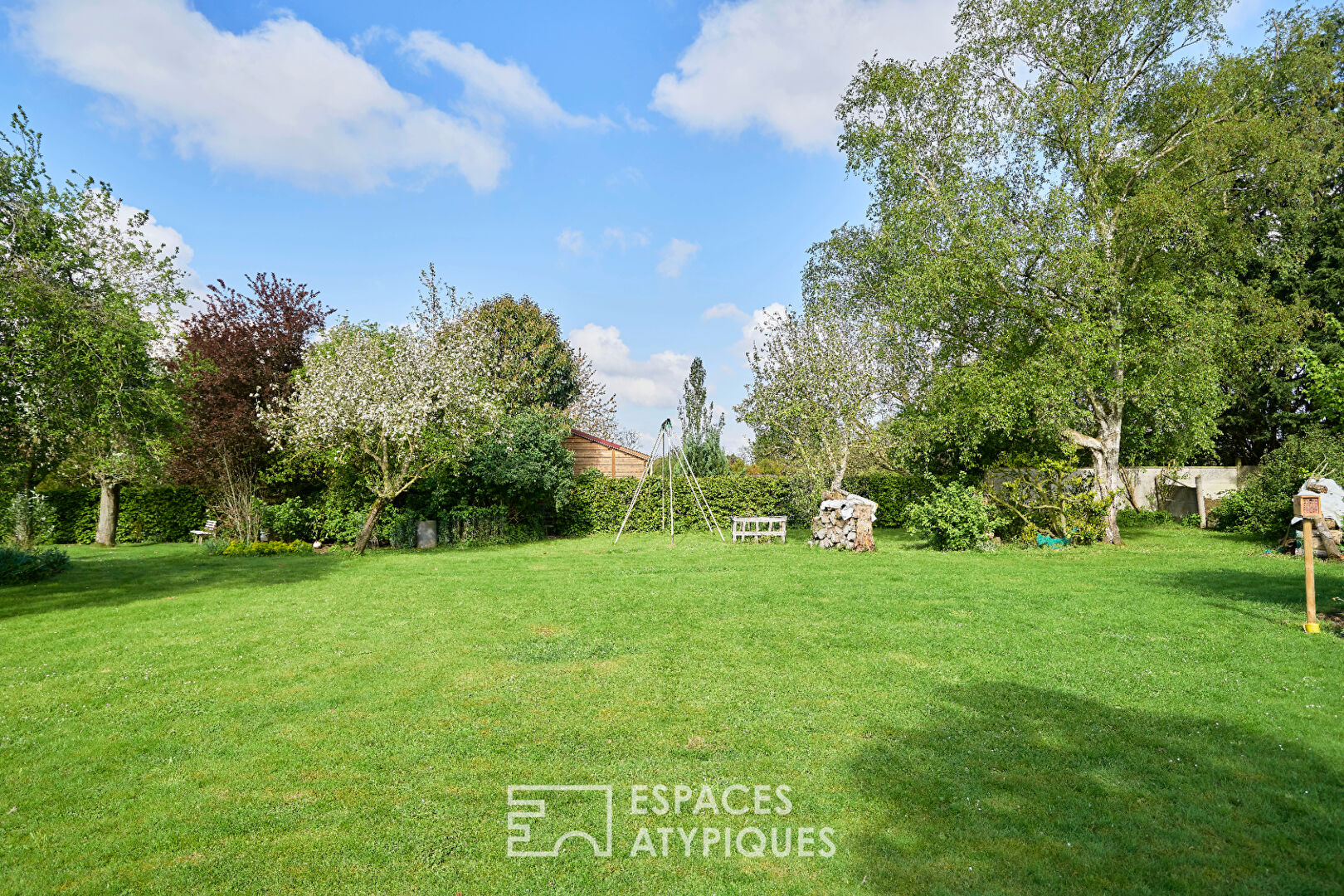 Maison des années 60 avec extension et jardin arboré