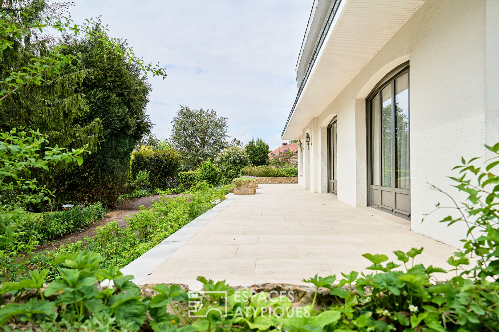 Maison des années 60 avec extension et jardin arboré