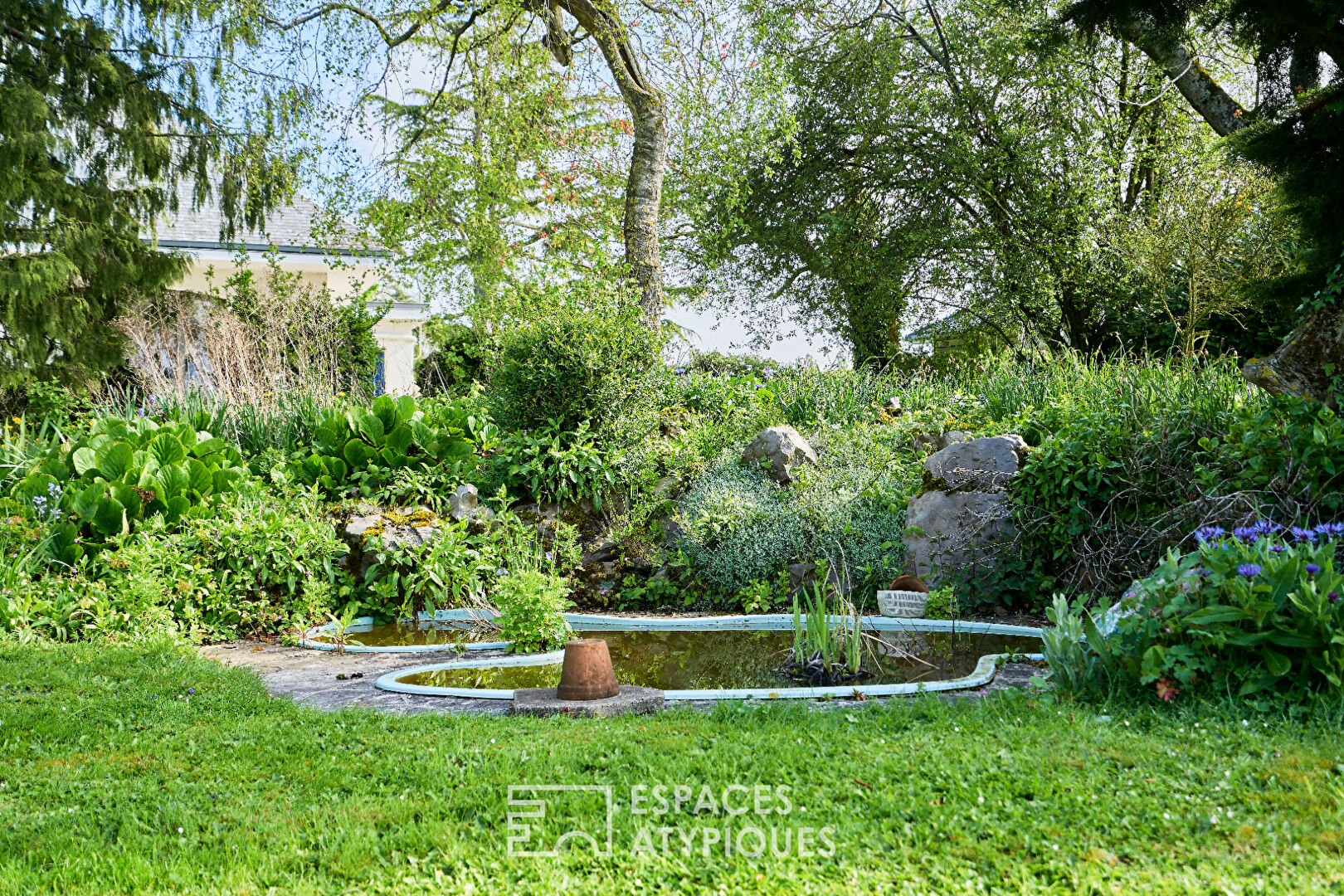 Maison des années 60 avec extension et jardin arboré