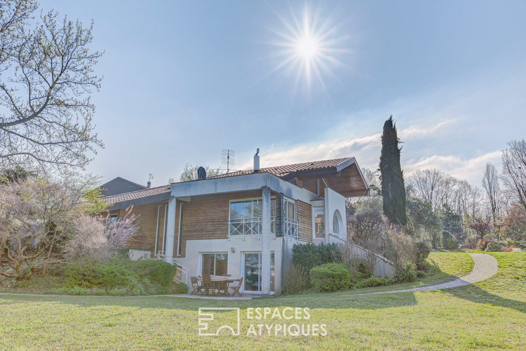 Villa de caractère avec piscine et vue lac