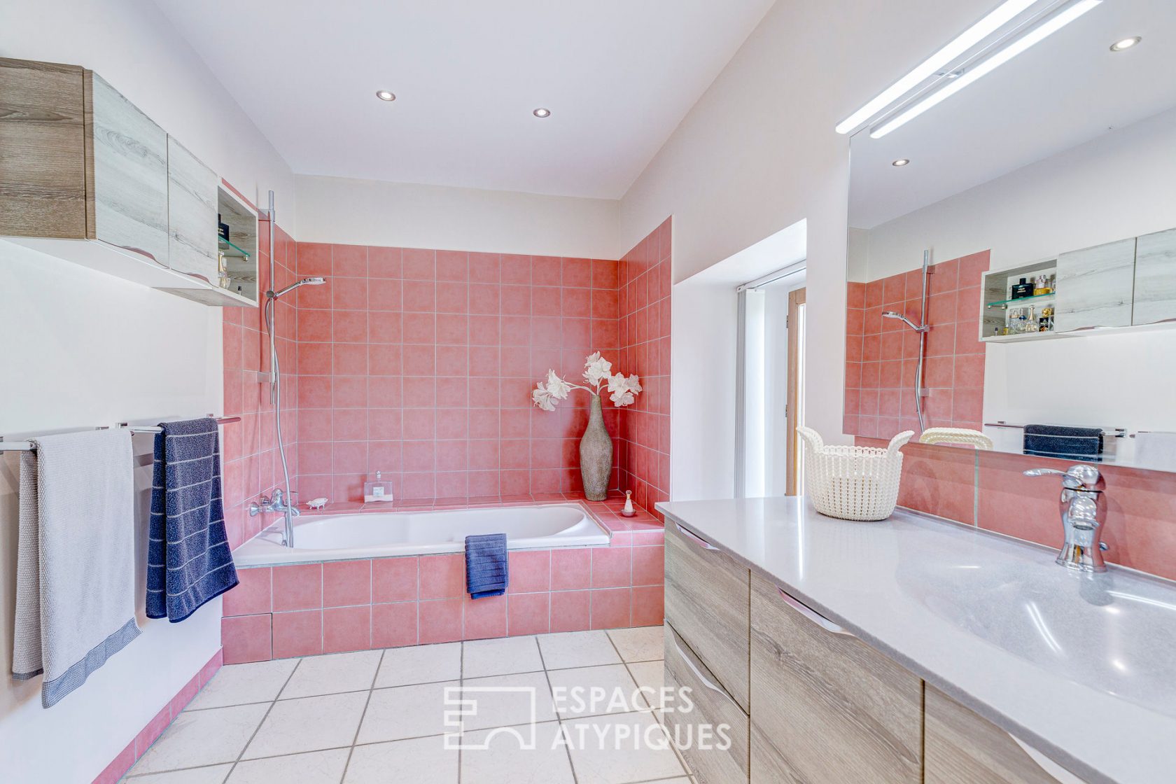 Corps de ferme rénové avec piscine et vue