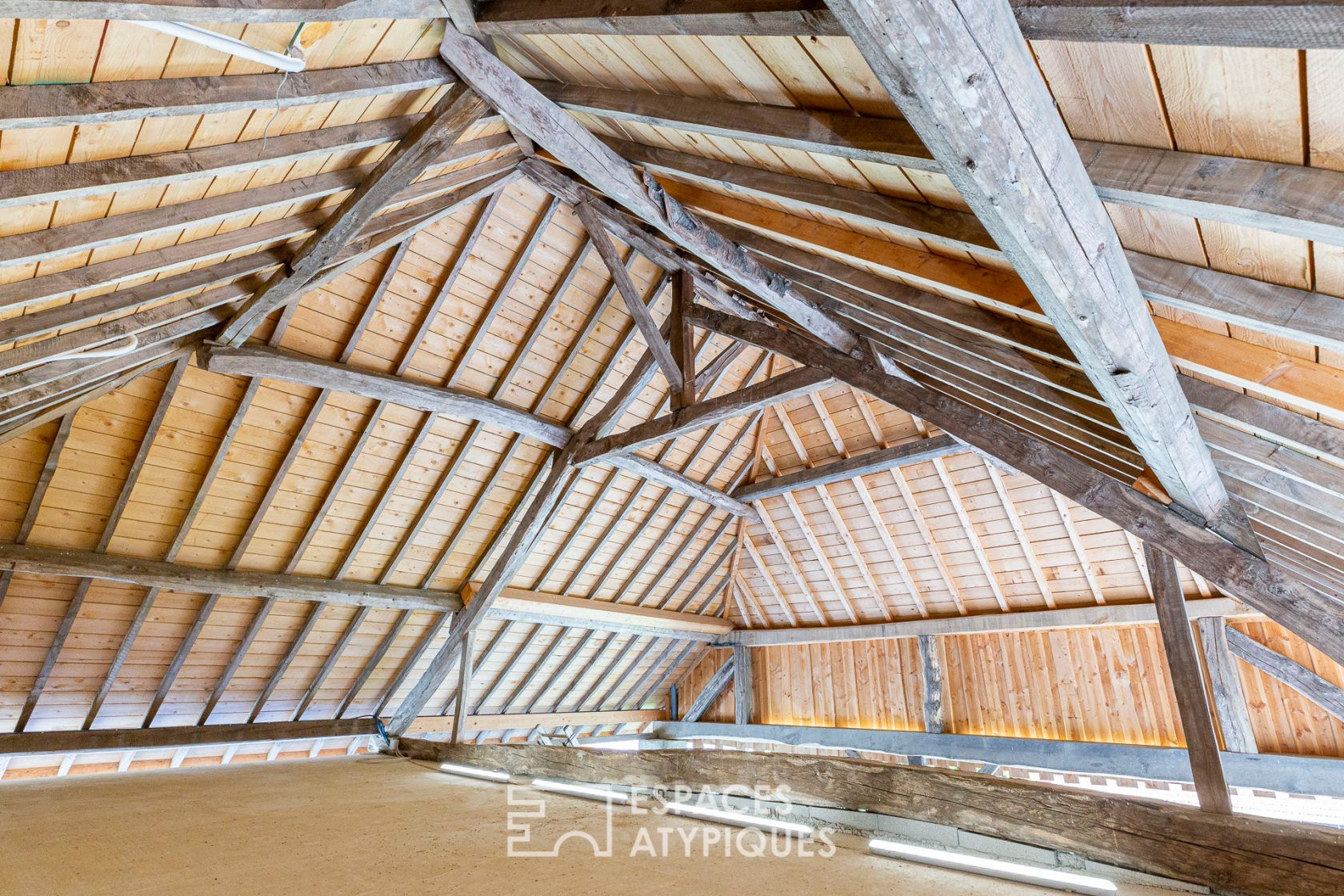 Corps de ferme rénové avec piscine et vue