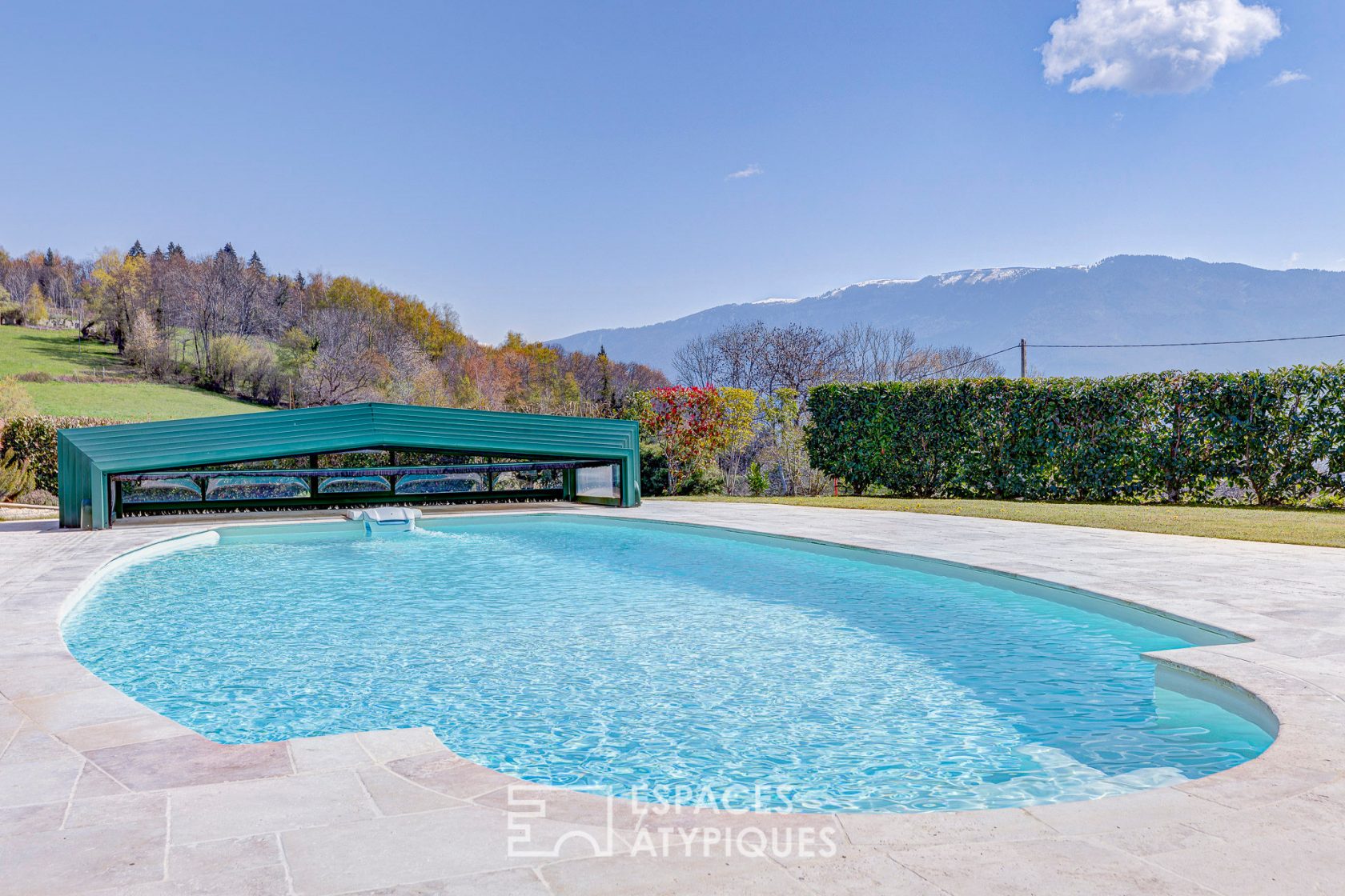 Corps de ferme rénové avec piscine et vue