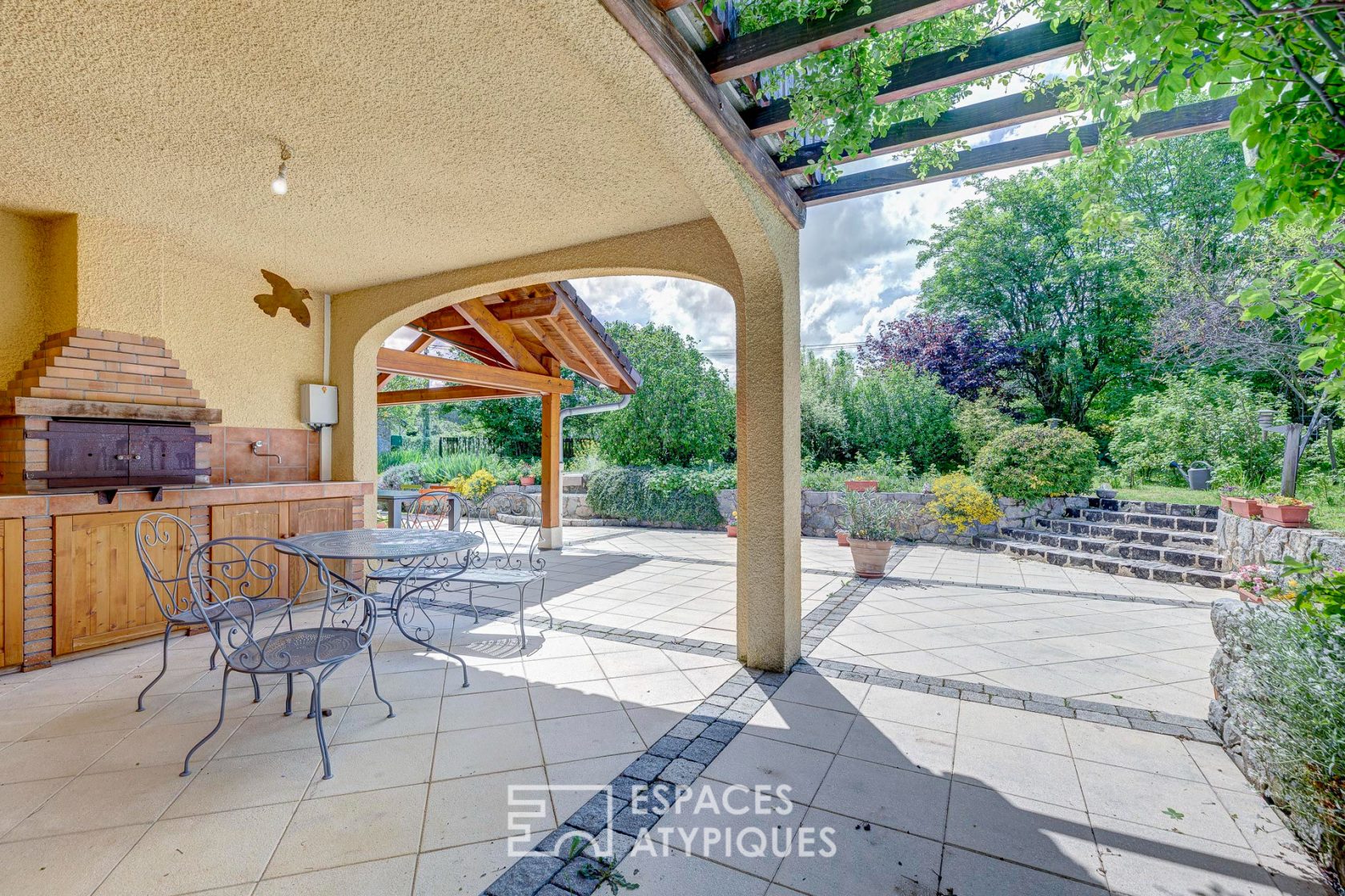 Maison de caractère avec jardin paysager, patio et piscine