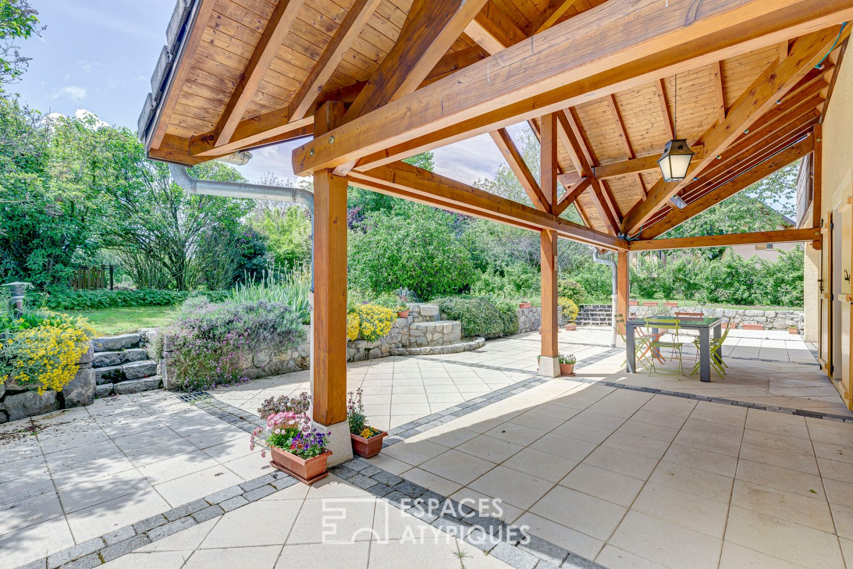 Maison de caractère avec jardin paysager, patio et piscine