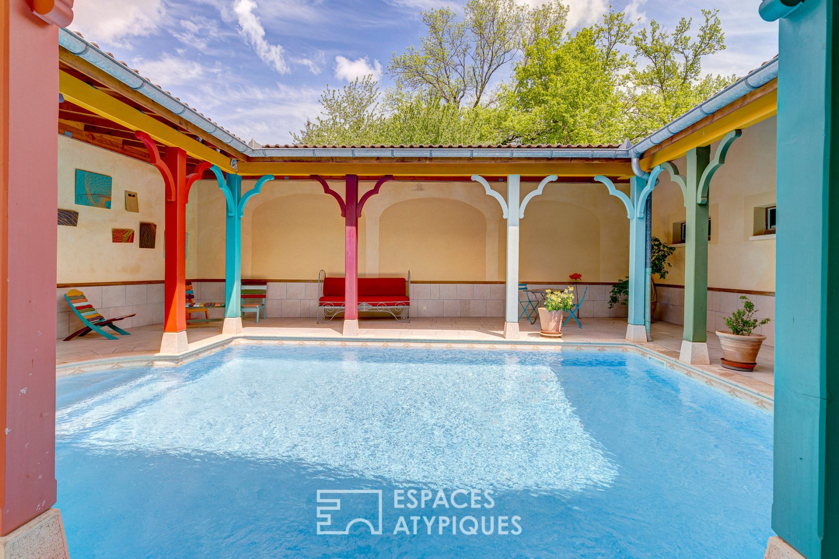 Maison de caractère avec jardin paysager, patio et piscine