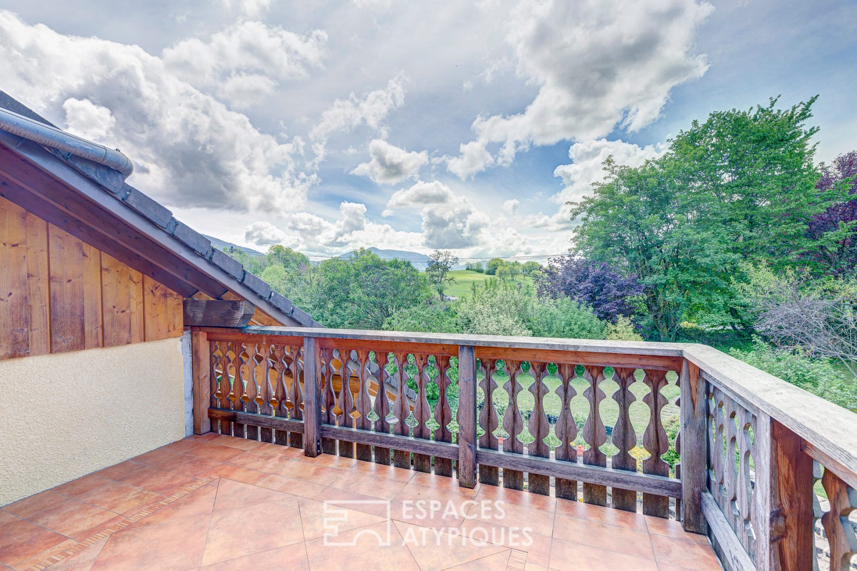 Maison de caractère avec jardin paysager, patio et piscine