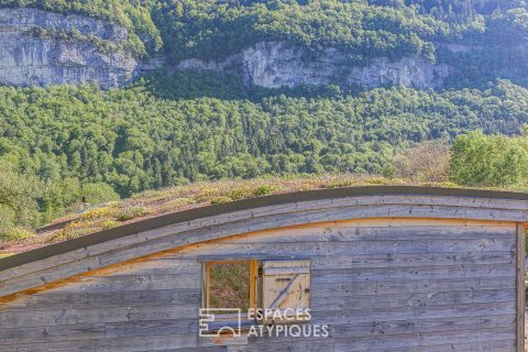 Maison en bois au toit végétal