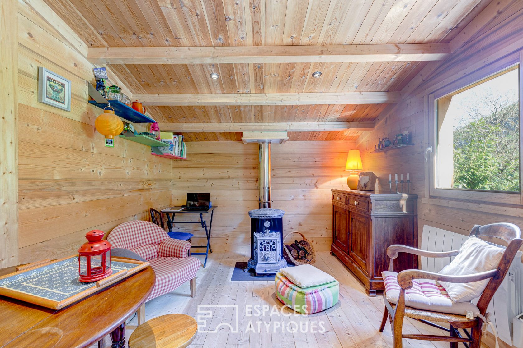 Maison en bois au toit végétal