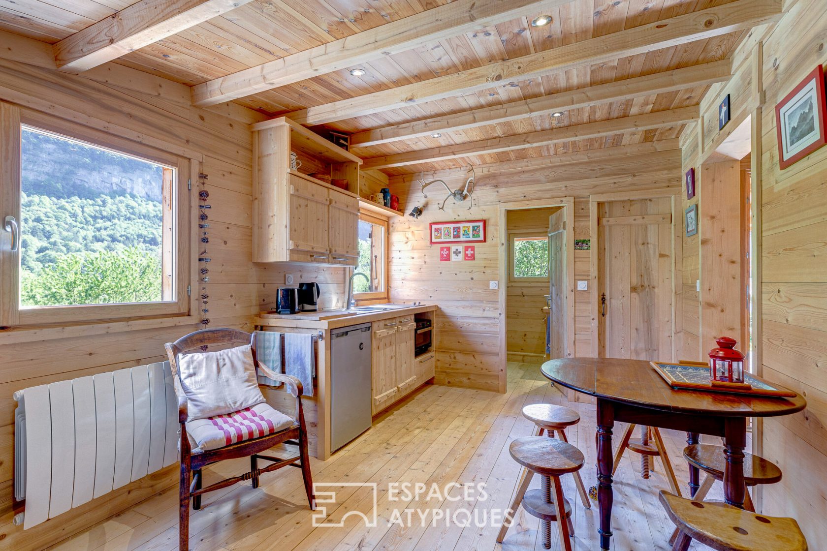 Maison en bois au toit végétal