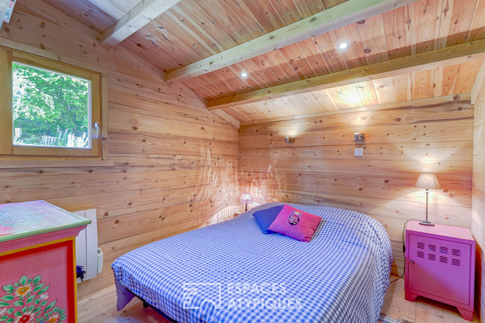 Maison en bois au toit végétal