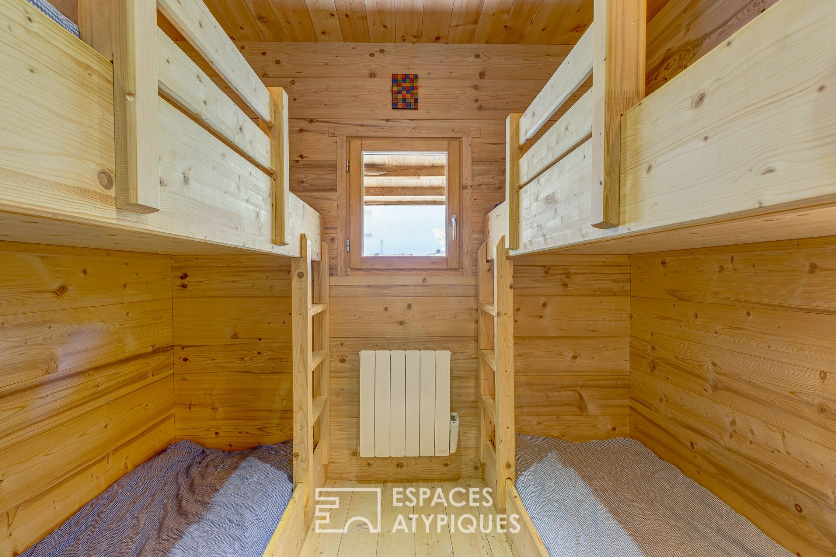Maison en bois au toit végétal