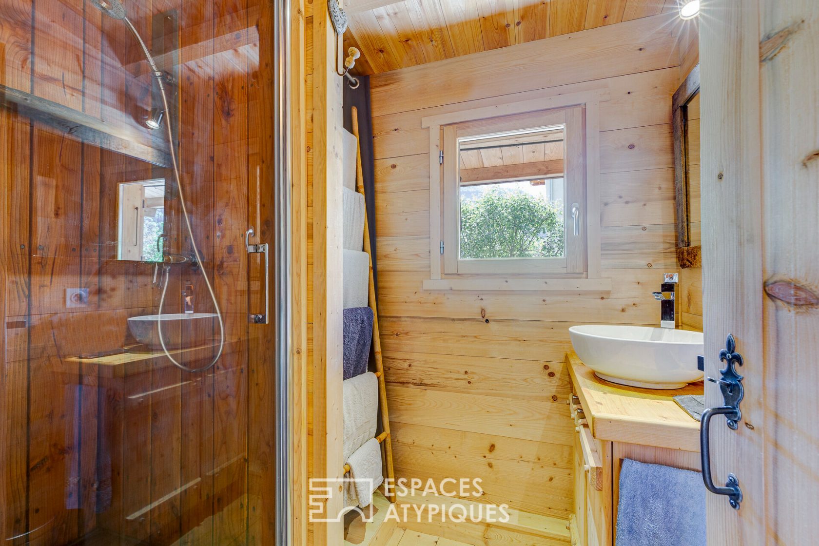 Maison en bois au toit végétal