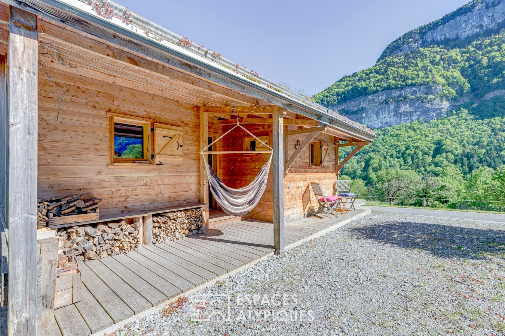 Maison en bois au toit végétal