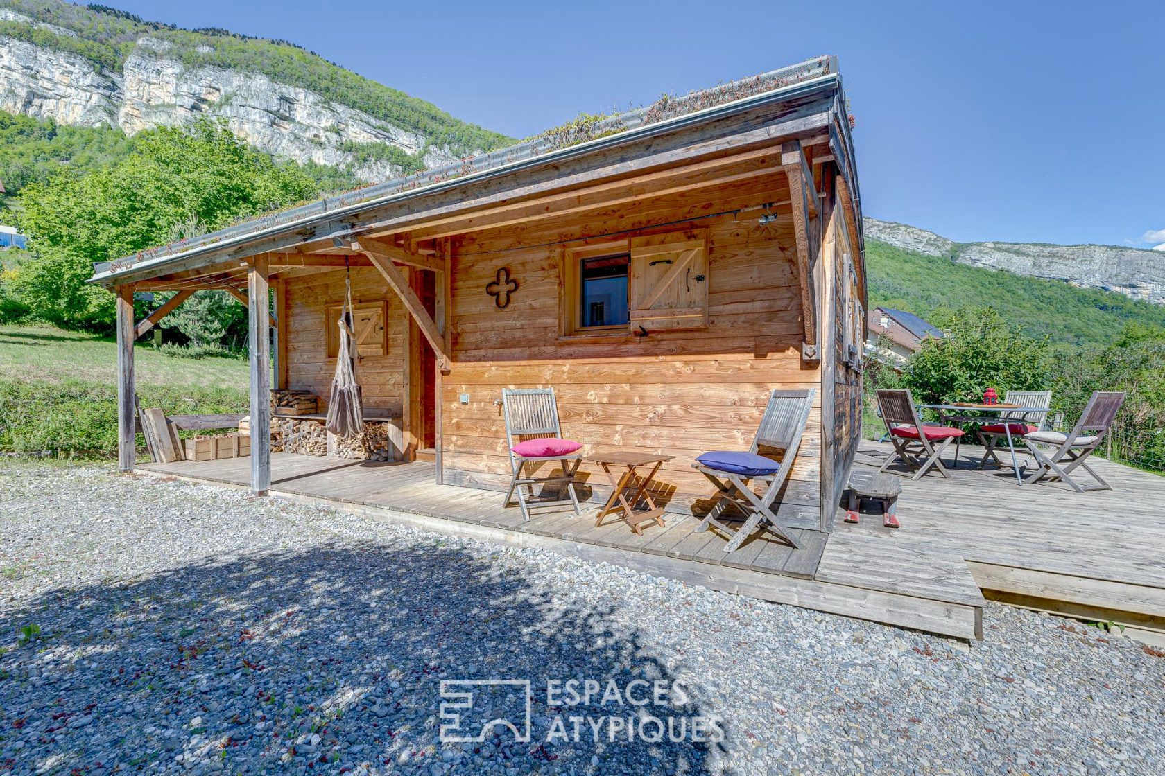 Maison en bois au toit végétal