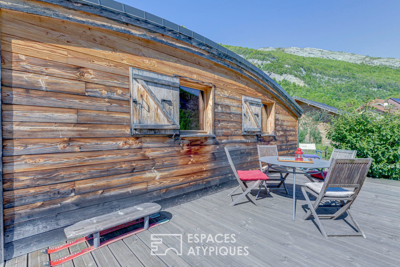 Maison en bois au toit végétal