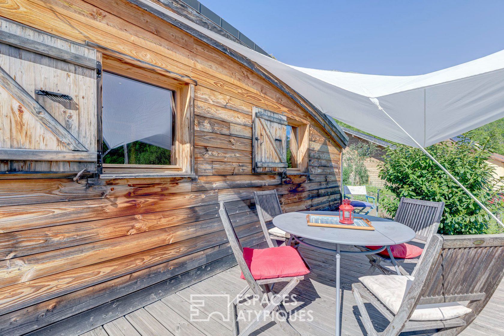 Maison en bois au toit végétal