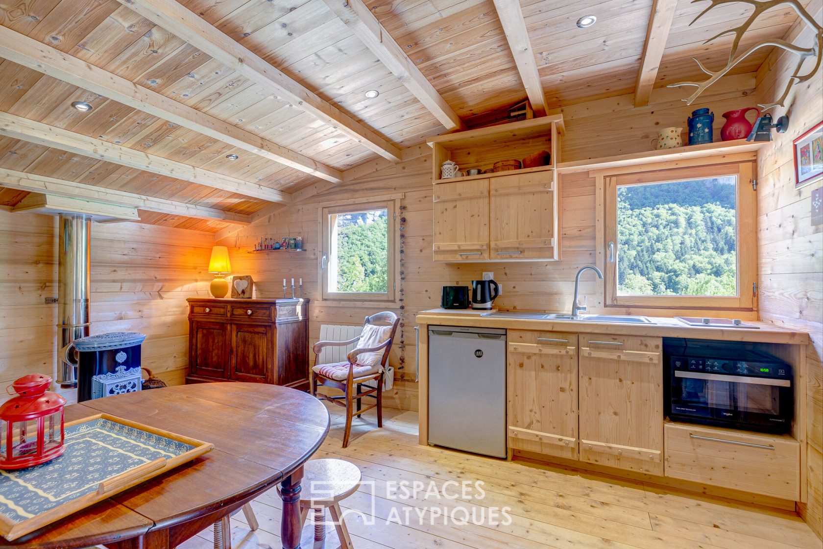 Maison en bois au toit végétal