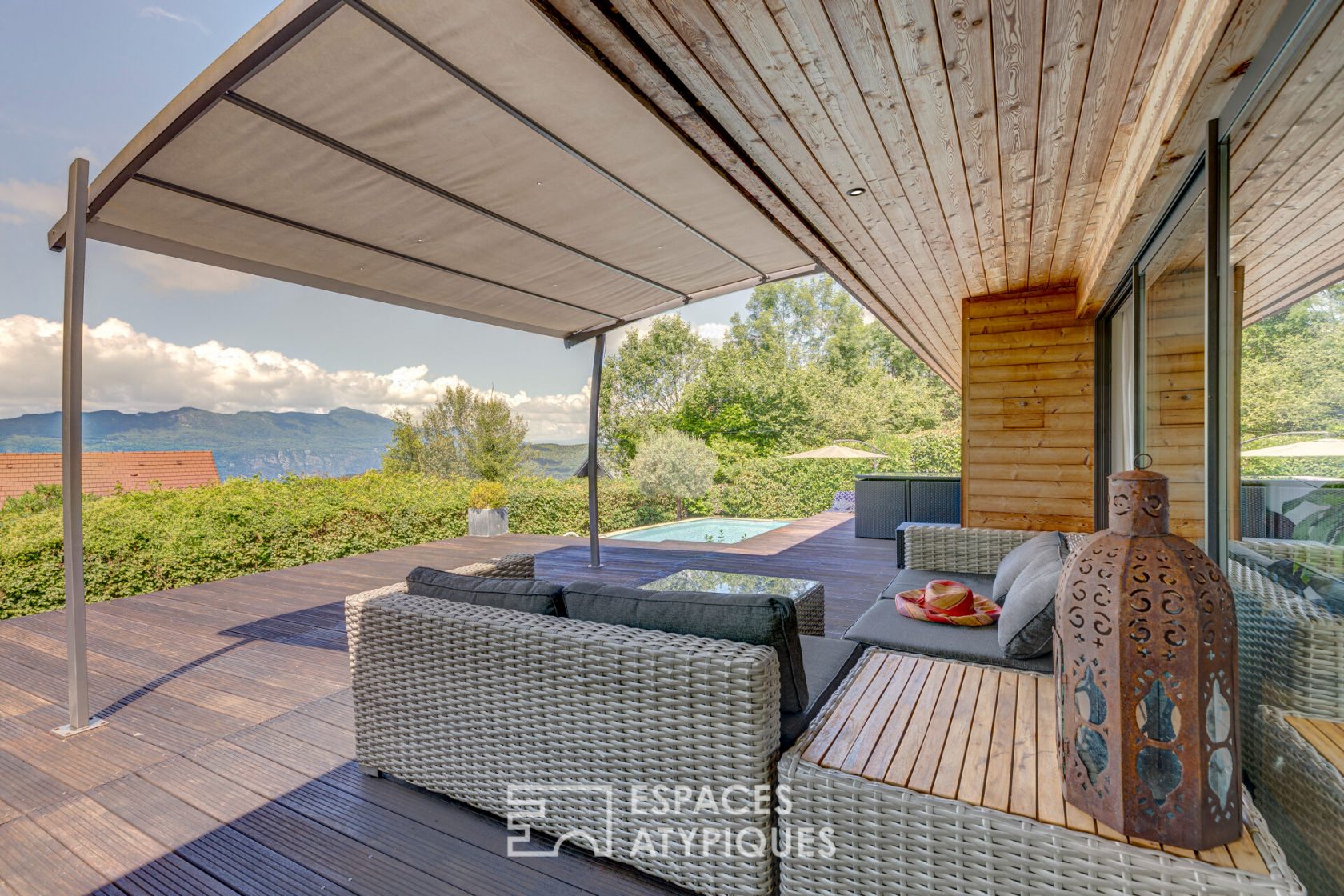 Maison ossature bois contemporaine rénovée avec vue